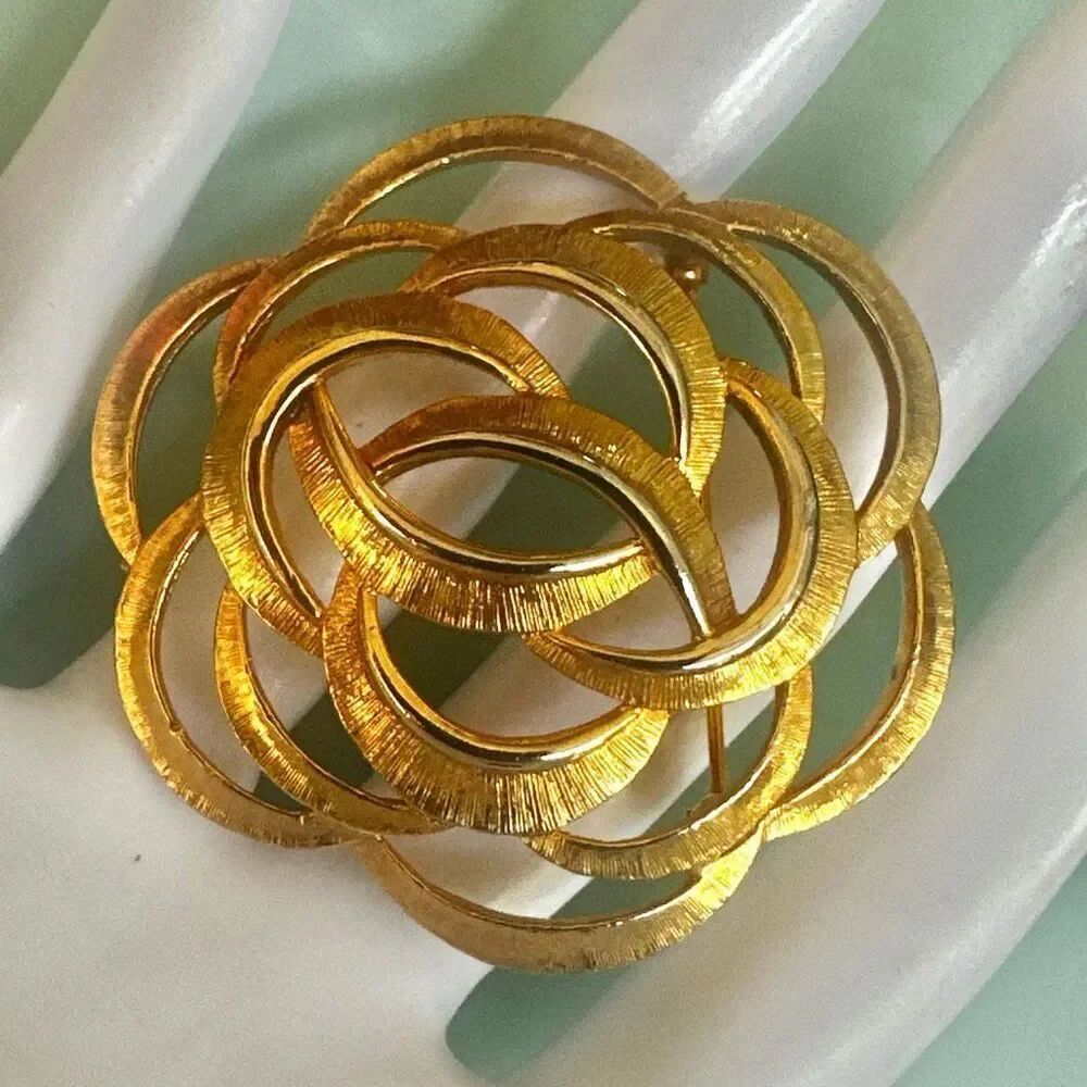 Vintage Gold-Tone Interlocking Circles Brooch